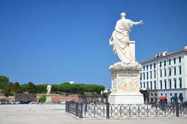 La statue du grand-duc Ferdinand III sur la Piazza della Republica à Livourne, Italie — Photo