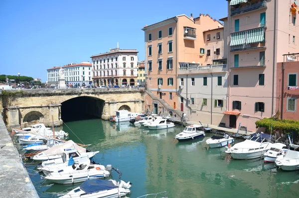 Picturesque view on boats in city channel in Livorno, Italy — Stock Photo, Image