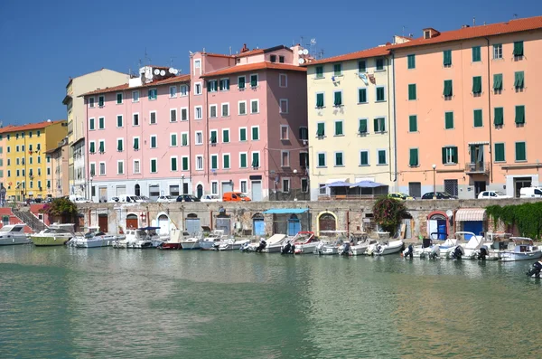 Vista pitoresca em barcos no canal da cidade em Livorno, Itália — Fotografia de Stock