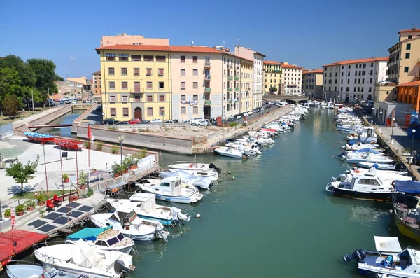 Picturesque view on boats in city channel in Livorno, Italy — Stock Photo, Image