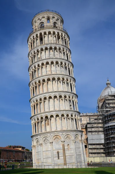 La famosa Torre Inclinada en la Plaza de los Milagros en Pisa, Toscana - Italia —  Fotos de Stock