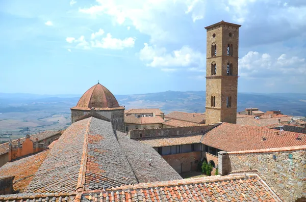 Schilderachtig uitzicht op de historische gebouwen van volterra in Toscane, Italië — Stockfoto