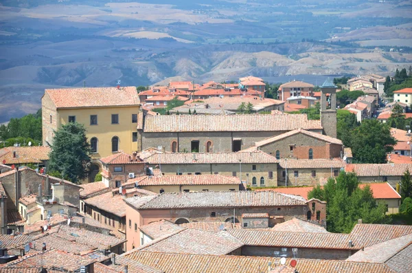 Schilderachtig uitzicht op de historische gebouwen van volterra in Toscane, Italië — Stockfoto