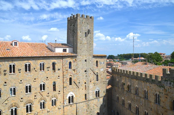 Vue pittoresque sur les bâtiments historiques de Volterra en Toscane, Italie — Photo