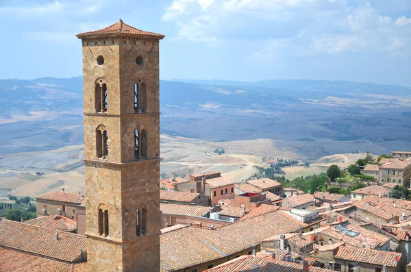 Vue pittoresque sur les bâtiments historiques de Volterra en Toscane, Italie — Photo