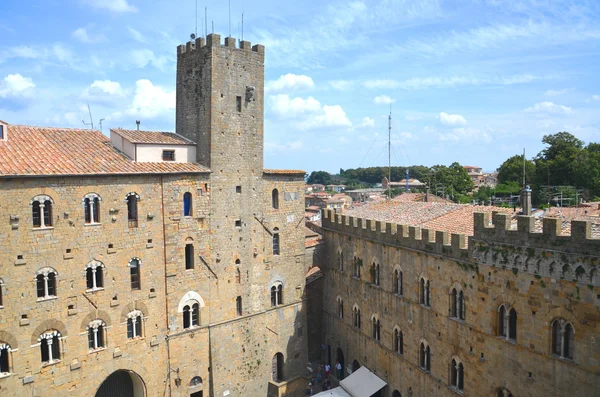 风景如画的看法，对历史建筑的托斯卡纳，意大利沃尔泰拉 — 图库照片