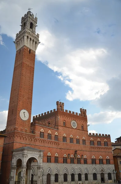 Majestueux Palazzo Pubblico sur la Piazza del Campo à Sienne, Toscane, Italie — Photo