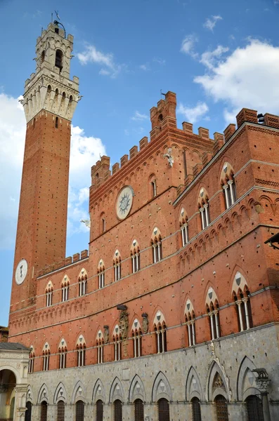 Görkemli palazzo pubblico üzerindeki piazza del campo siena, Toskana, İtalya — Stok fotoğraf