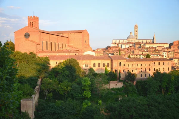 Lindo panorama de Siena ao pôr-do-sol, Toscana, Itália — Fotografia de Stock