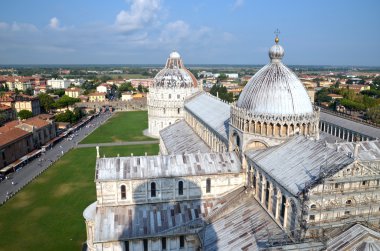 Pisa, İtalya 'daki Mucizeler Meydanı' nda etkileyici bir hava manzarası.