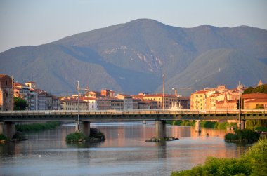 Moody günbatımı üzerinde arno Nehri Pisa, İtalya