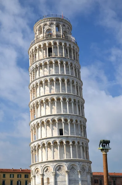 Знаменитая "Наклонная башня в облаках" на площади Миракль в Пизе, Тоскана в Италии — стоковое фото