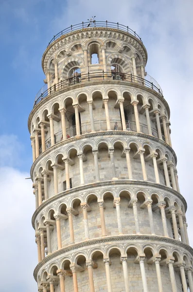 La famosa Torre Inclinada en las nubes en la Plaza de los Milagros en Pisa, Toscana en IItaly — Foto de Stock