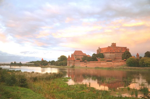 Pintoresca puesta de sol sobre el castillo de Malbork en la región de Pomerania, Polonia — Foto de Stock