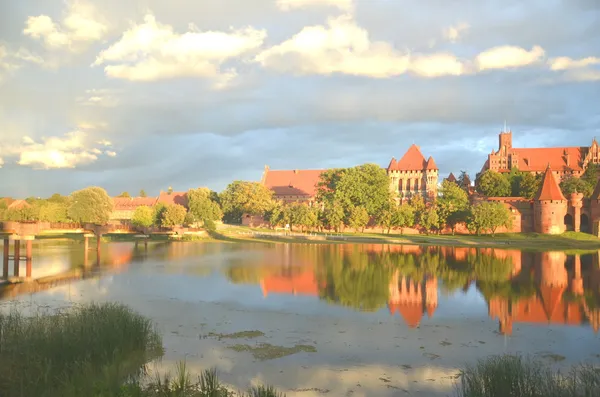 Pintoresca vista del castillo de Malbork en la región de Pomerania, Polonia — Foto de Stock