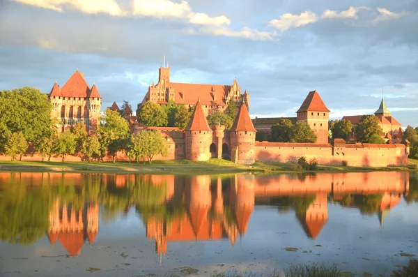 Pintoresca vista del castillo de Malbork en la región de Pomerania, Polonia — Foto de Stock