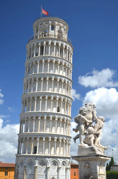 Die Statue der Engel auf dem Platz der Wunder in Pisa, Italien — Stockfoto