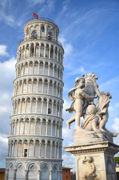 La estatua de los ángeles en la Plaza de los Milagros en Pisa, Italia — Foto de Stock
