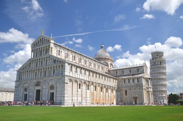 Der schiefe Turm auf dem Platz der Wunder in Pisa, Toskana in Italien — Stockfoto