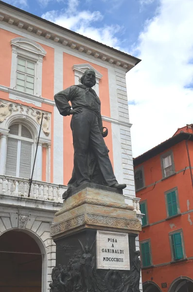 Heykel ve kare giuseppe garibaldi Pisa, İtalya — Stok fotoğraf