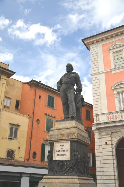 A estátua e praça de Giuseppe Garibaldi em Pisa, Itália — Fotografia de Stock