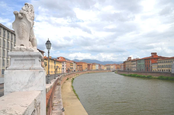 Malerische farbenfrohe historische Gebäude entlang des Flusses Arno in Pisa, Italien — Stockfoto