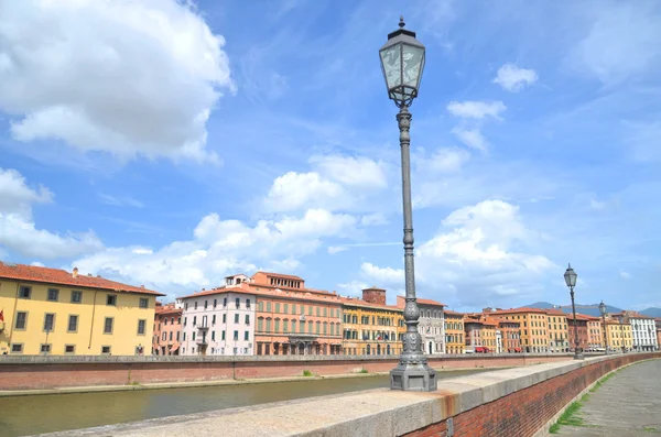 Malerische farbenfrohe historische Gebäude entlang des Flusses Arno in Pisa, Italien — Stockfoto