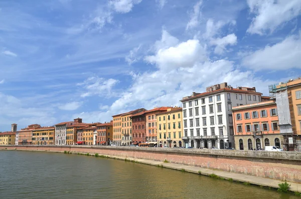 Pittoreska färgglada historiska byggnader längs floden arno i pisa, Italien — Stockfoto