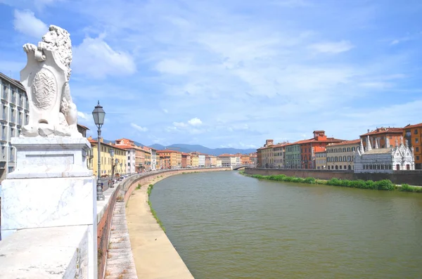 Kostel santa maria della spina řeky arno v Pise, Toskánska v Itálii — Stock fotografie