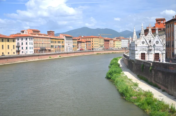 Igreja de Santa Maria della Spina pelo rio Arno em Pisa, Toscana na Itália — Fotografia de Stock