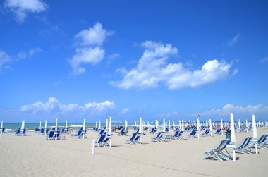 katlanmış şemsiyeleri ve sandalyeler üzerinde güzel beach marina di pisa, Toskana İtalya yakın vecchiano
