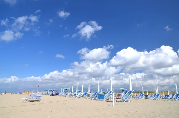 Parasols pliés et chaises longues sur la belle plage Marina di Vecchiano près de Pise, Toscane en Italie — Photo