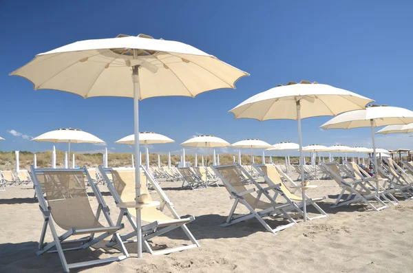 Sombrillas y sillas de playa en la hermosa playa Marina di Vecchiano cerca de Pisa, Toscana en Italia —  Fotos de Stock
