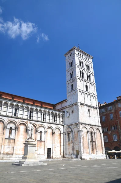 Majestueuze kerk van san michele in foro in stad lucca in Toscane, Italië — Stockfoto