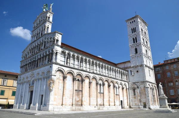 Majestätiska kyrkan san michele i foro i staden lucca i Toscana, Italien — Stockfoto