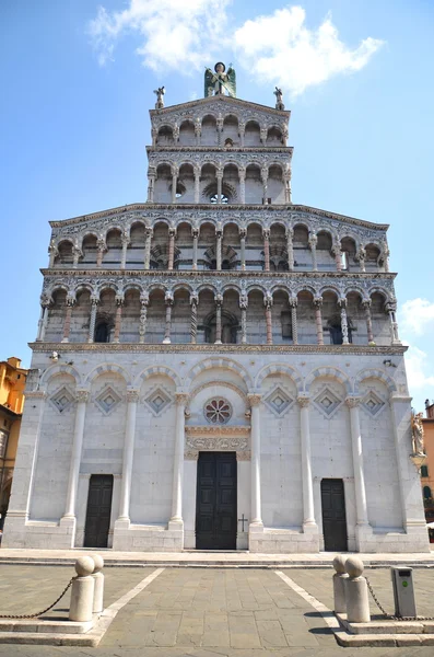 Majestatyczny kościół San michele w foro w mieście lucca w Toskanii, Włochy — Zdjęcie stockowe