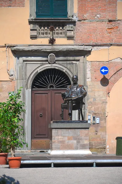 The statue of Giacomo Puccini in Lucca, Tuscany in Italy — Stock Photo, Image