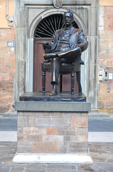 A estátua de Giacomo Puccini em Lucca, Toscana, na Itália — Fotografia de Stock