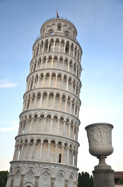 La famosa Torre Inclinada en la Plaza de los Milagros en Pisa, Toscana en Italia —  Fotos de Stock