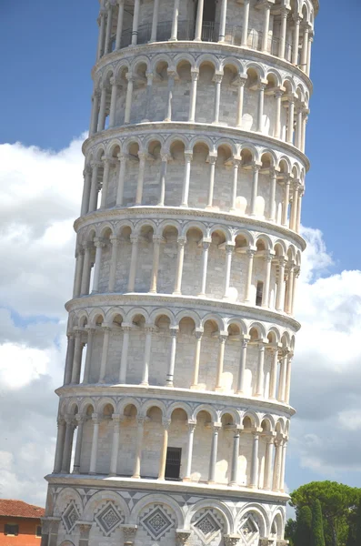 意大利托斯卡纳比萨奇迹广场上著名的倾斜塔 — 图库照片