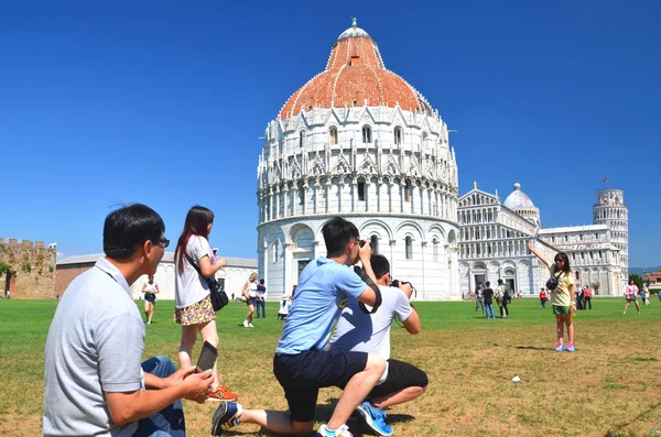 Turistas en Plaza de los Milagros visitando Torre Inclinada en Pisa, Italia . — Foto de Stock