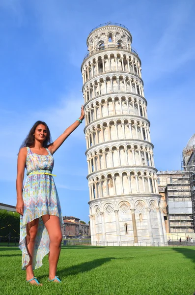 Hermosa chica atractiva turista morena sosteniendo torre inclinada en pisa, italia — Foto de Stock
