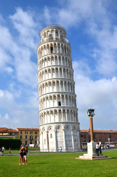 Touristes sur la Place des Miracles visitant la Tour penchée à Pise, Italie . — Photo