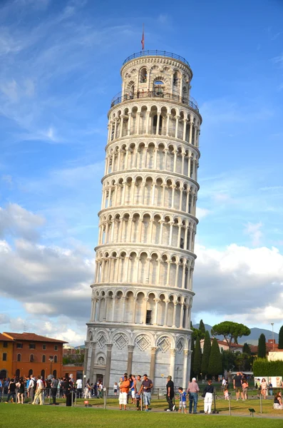 Touristen auf dem Platz der Wunder beim Besuch des schiefen Turms in Pisa, Italien. — Stockfoto