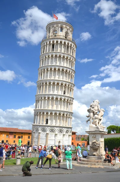 Touristen auf dem Platz der Wunder beim Besuch des schiefen Turms in Pisa, Italien. — Stockfoto