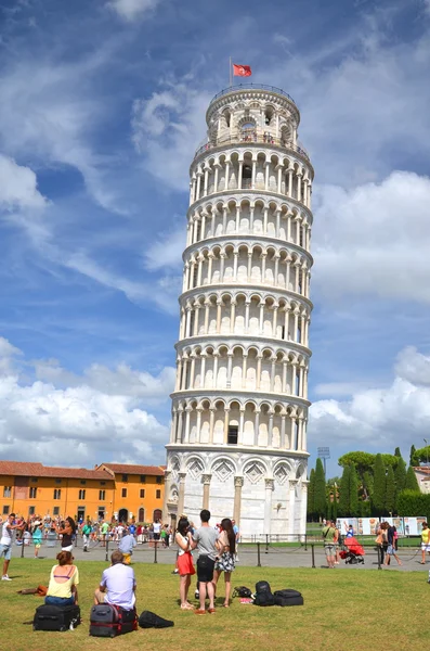 Turistas en Plaza de los Milagros visitando Torre Inclinada en Pisa, Italia . — Foto de Stock