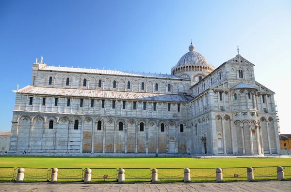 Berühmte kathedrale auf dem platz der wunder in pisa, italien — Stockfoto