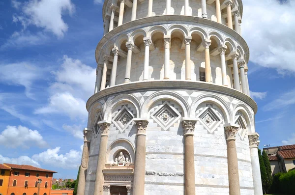 Знаменитая Пизанская башня на фоне облачного неба — стоковое фото