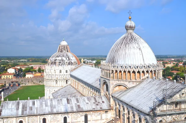 Pisa, İtalya 'daki Mucizeler Meydanı' nda etkileyici bir hava manzarası.