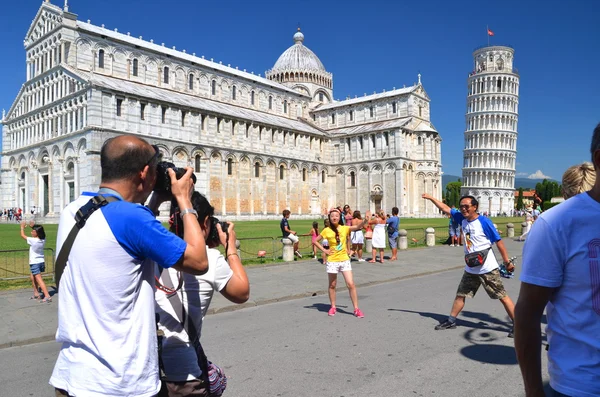 Turistas en Piazza di Miracoli en Pisa, Italia — Foto de Stock